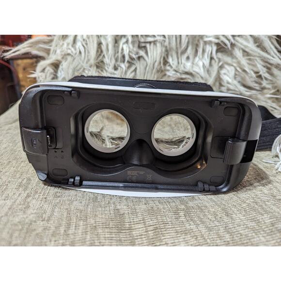 Samsung Gear VR Headset Powered By Oculus - Frost White - Missing Visor - Picture 4 of 7